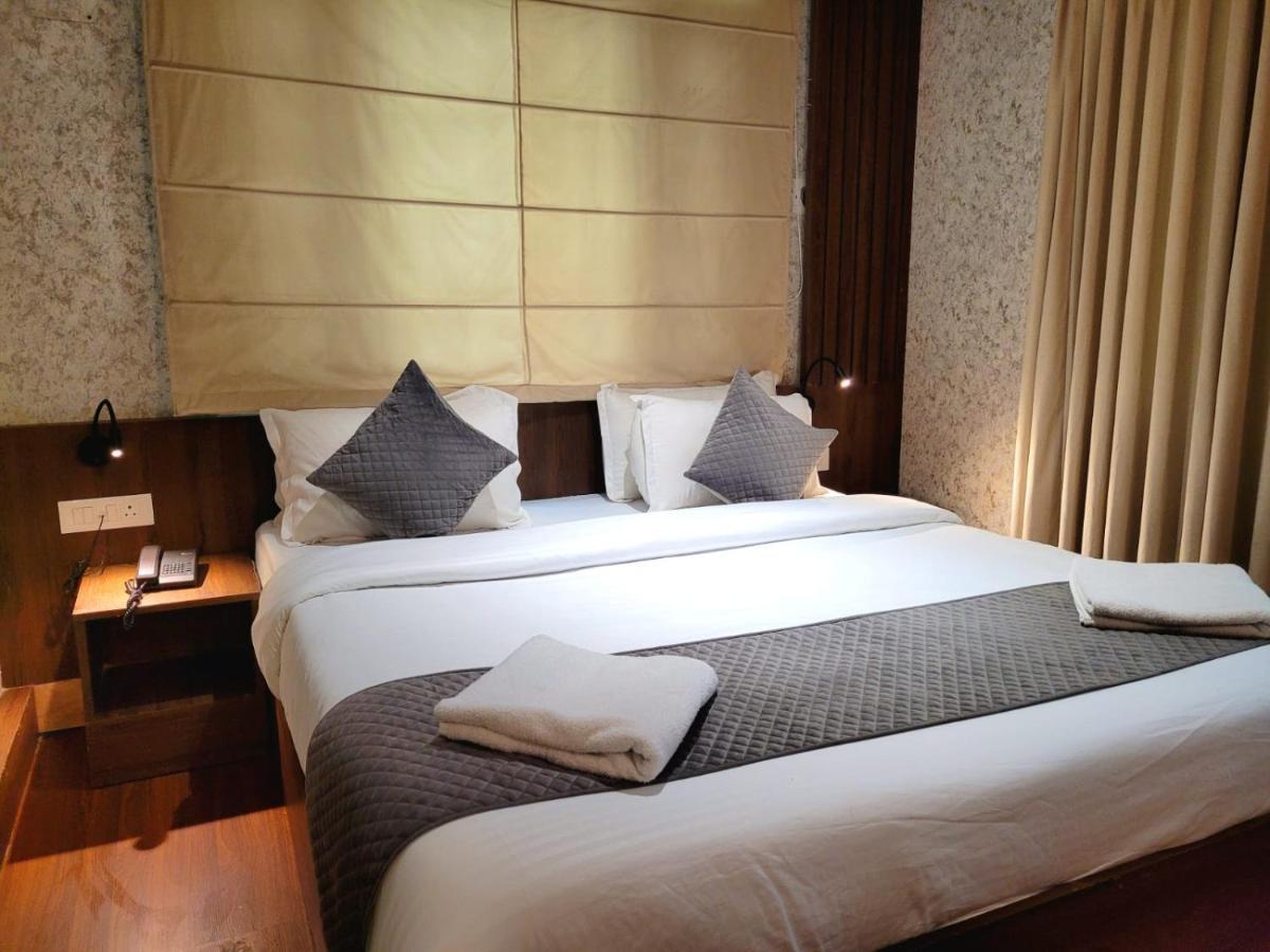 Hotel Royal Plaza Srīnagar Екстериор снимка